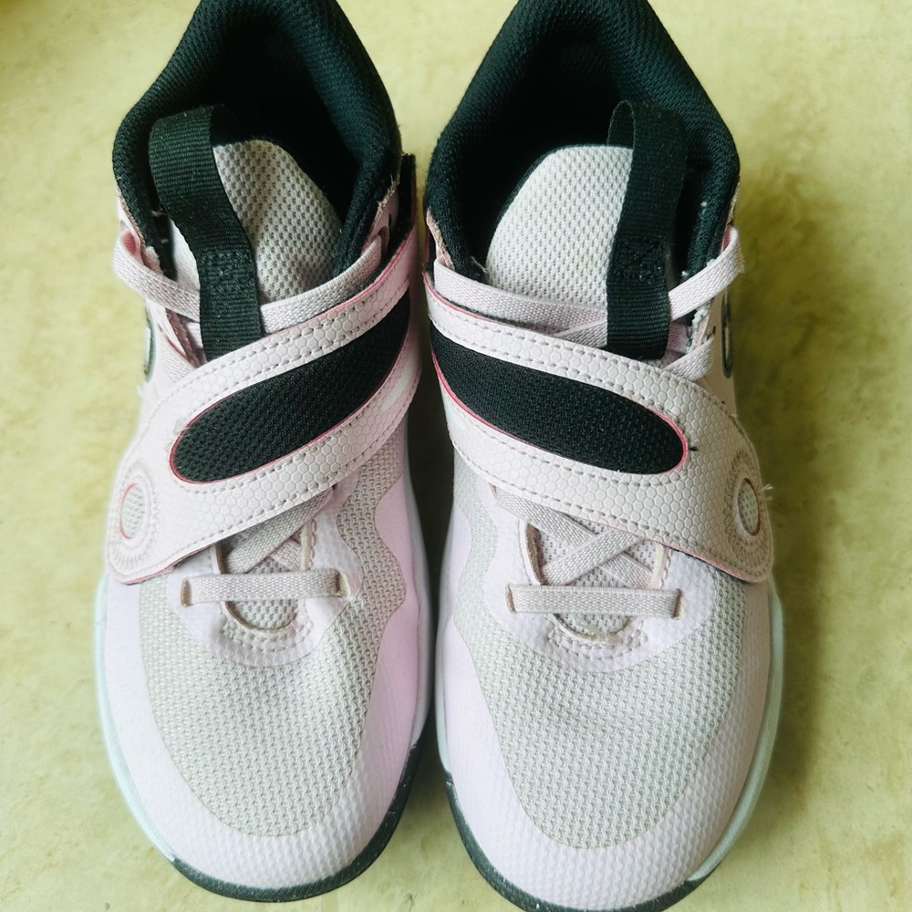 Nike Team Hustle D11 Girls Basketball Shoes Pink/Black Size 1Y